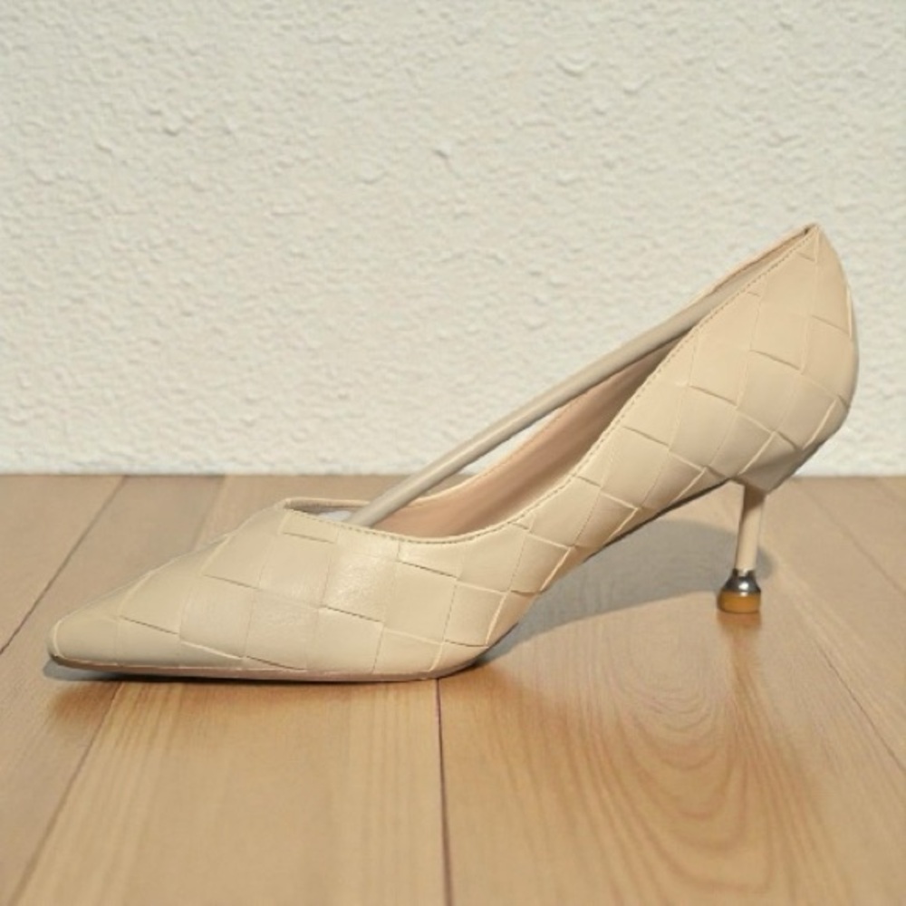 NWT Elegant Cream Women's Heels